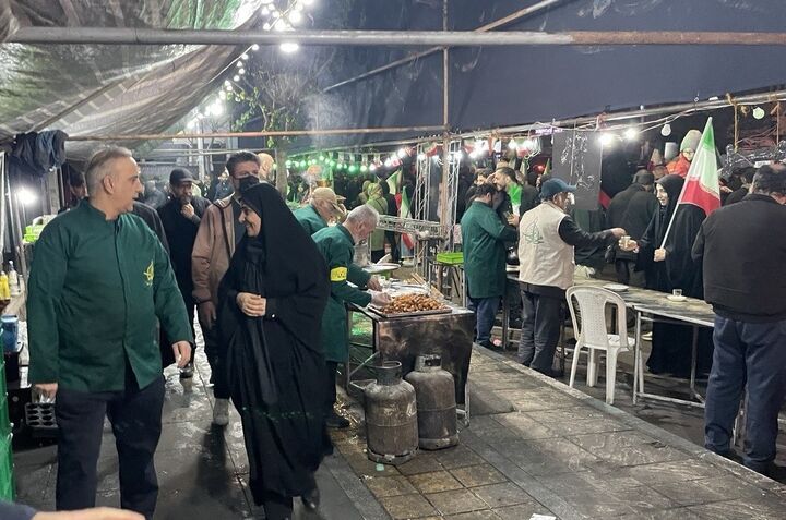  حضور فرزانه صادق در تجمع مردمی میدان انقلاب 